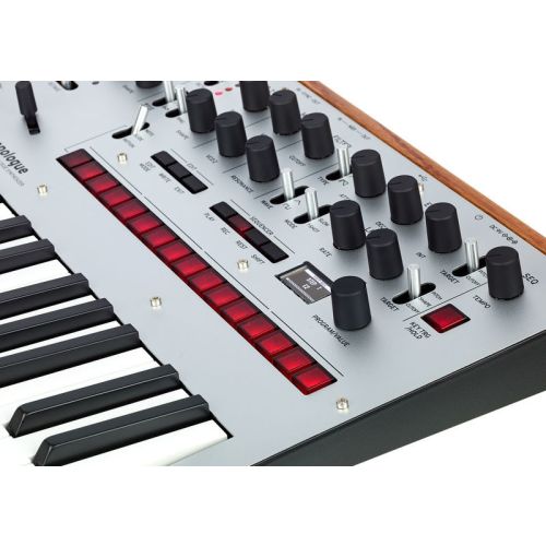 Secuenciador de 16-pasos para evolutivas secuencias en movimiento.