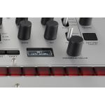 El Osciloscopio visualiza el sonido y la secuencia.